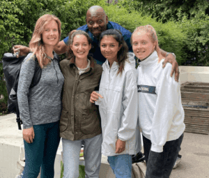 ኤም. ዲ. ወለንተኛታት ነቲ ኣብ ማእከልና ዝነበረ ስፍራ ኣታኽልቲ ለውጢ ገበሩሉ።